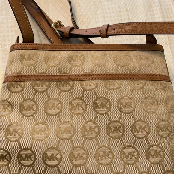 New with out tags. Michael Kors crossbody.  never used. - Picture 10 of 11